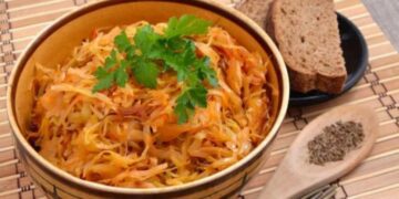 Тушкована капуста в мультиварці: найпростіший рецепт від Клопотенка