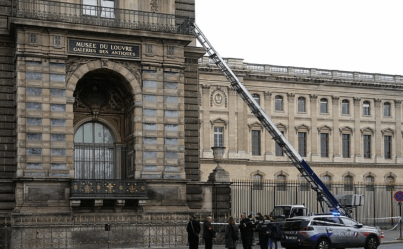 У Парижі за сім хвилин пограбували Лувр: викрадено "безцінні коштовності"