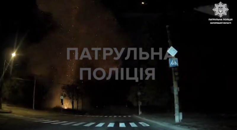 У патрульній поліції показали перші кадри з надання допомоги постраждалим після нічної атаки на Запоріжжя