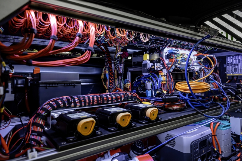 Mercedes-Benz показала ELF — електричну лабораторію на колесах з вибором зарядки на будь-який смак