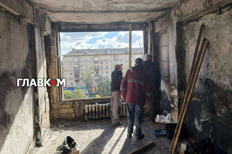 Кіптява на стінах та вибиті вікна. Який вигляд зараз має будинок у Києві після атаки РФ (репортаж)