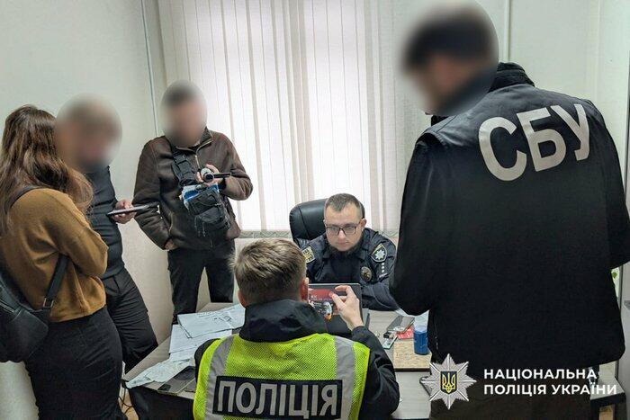 Кіберполіція Хмельниччини викрила шахрайку, яка видавала себе за банківський сервіс