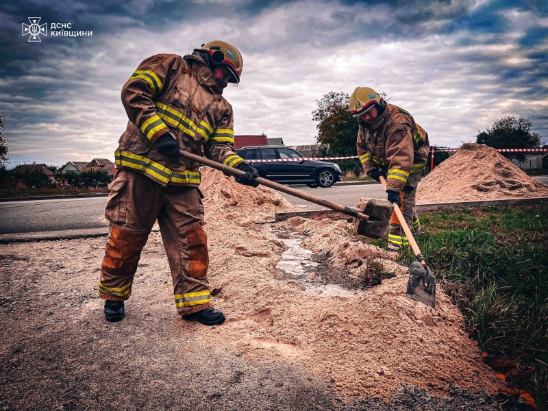 На Київщині стався витік хімічної речовини: рятувальники показали кадри ліквідації