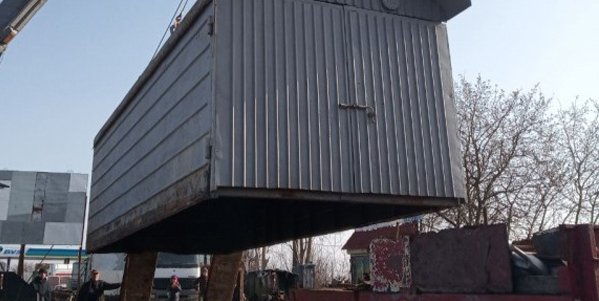 В центрі Тернополя гараж зависне над землею (ФОТО)