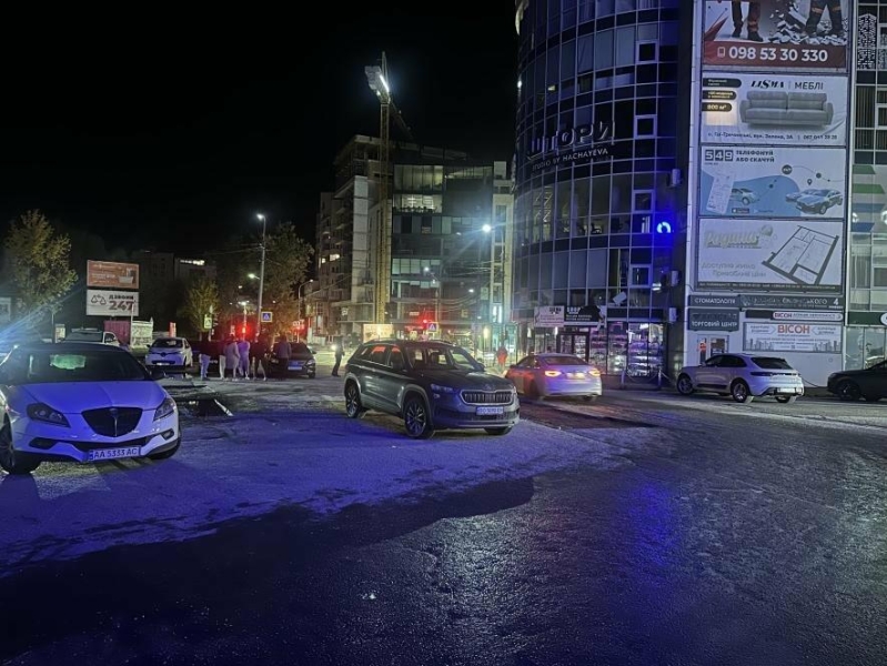 Блокування, бійка і втеча: у Тернополі люди "визволили" футбольного тренера, який провів добу в авто через невідомих в балаклавах