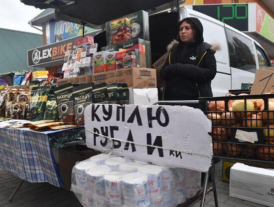 Як українці в окупації заробляють на життя. Аналіз зарплат і витрат українців на тимчасово окупованих територіях