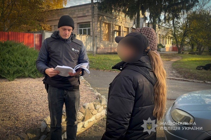 На Конотопщині поліцейські повідомили жінці про підозру у незаконному придбанні психотропної речовини