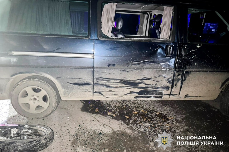 На Млинівщині мотоцикліст із запахом алкоголю врізався у мікроавтобус