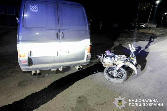 На Млинівщині мотоцикліст із запахом алкоголю врізався у мікроавтобус