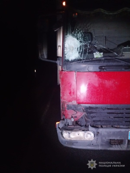 На Охтирщині вночі вантажівка збила пішохода