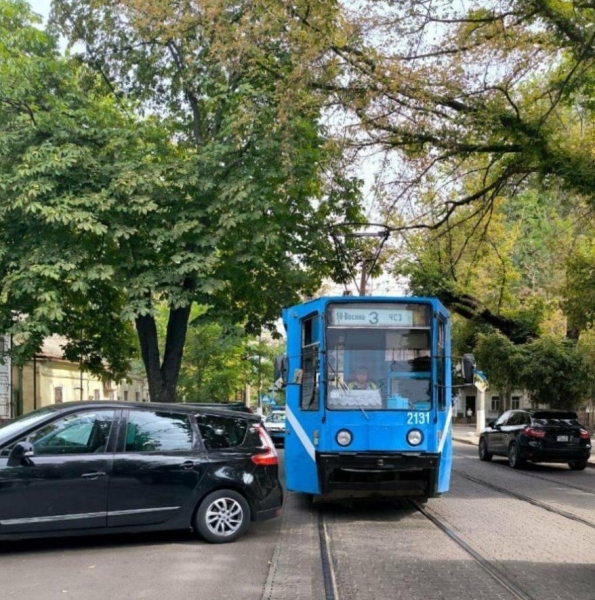 Паркування під трамвай: через порушників Миколаїв втратив 400 хвилин руху електротранспорту
