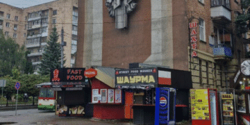 Погрожували рівнянам, які вимагають скасувати схему з кіосками біля ЦУМу