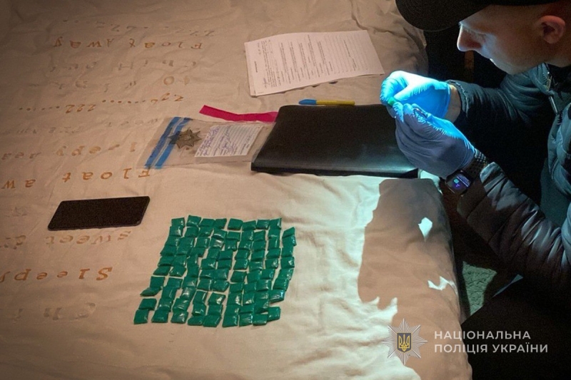 Поліцейські затримали у Сумах наркодилера-закладчика