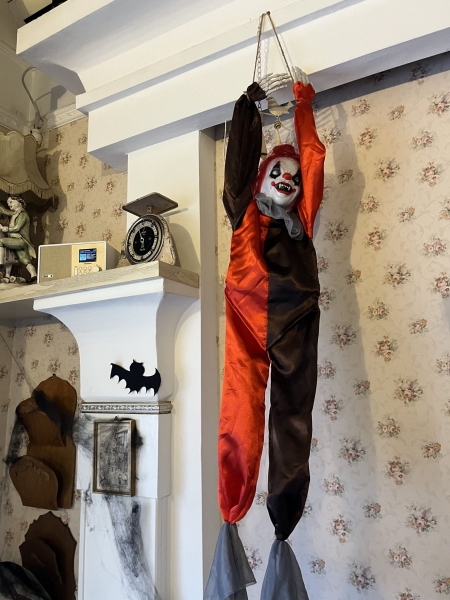 Полтава – в атмосфері Хелловіну: моторошні декорації, гарбузи та відьми на вулицях міста