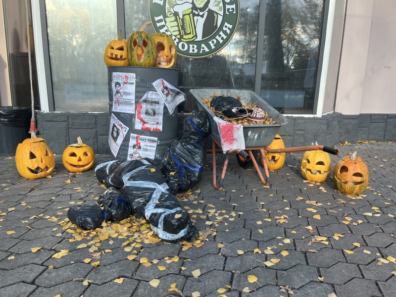 Полтава – в атмосфері Хелловіну: моторошні декорації, гарбузи та відьми на вулицях міста