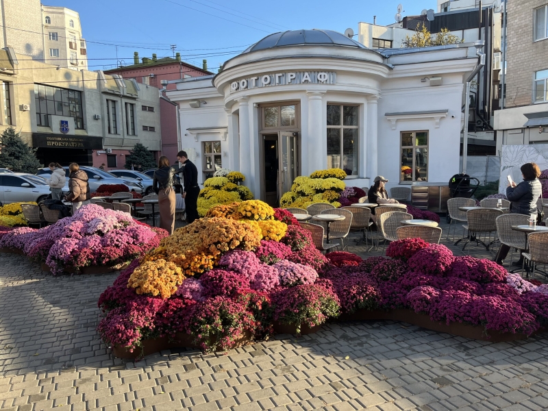 Полтава – в атмосфері Хелловіну: моторошні декорації, гарбузи та відьми на вулицях міста