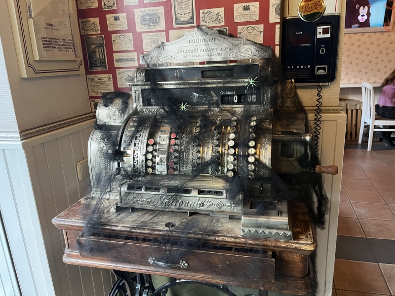 Полтава – в атмосфері Хелловіну: моторошні декорації, гарбузи та відьми на вулицях міста