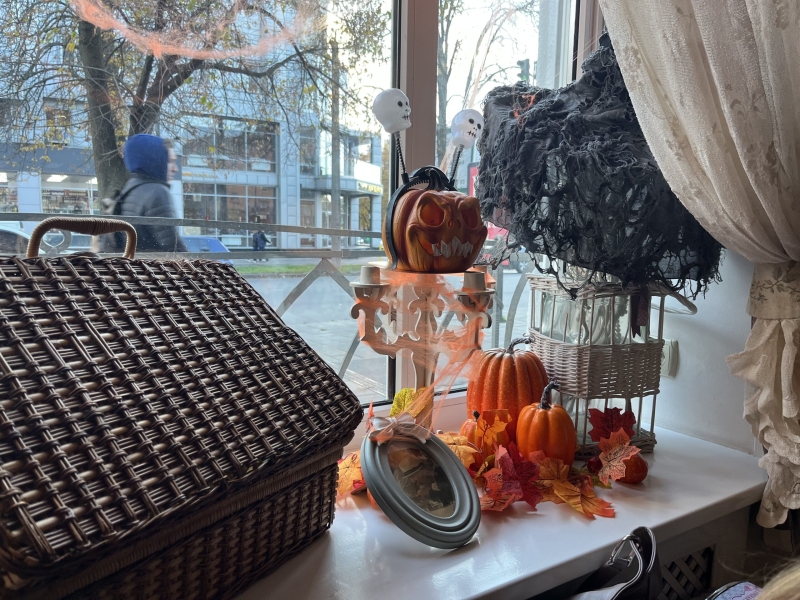 Полтава – в атмосфері Хелловіну: моторошні декорації, гарбузи та відьми на вулицях міста