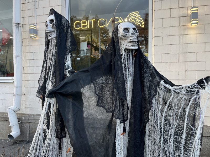 Полтава – в атмосфері Хелловіну: моторошні декорації, гарбузи та відьми на вулицях міста