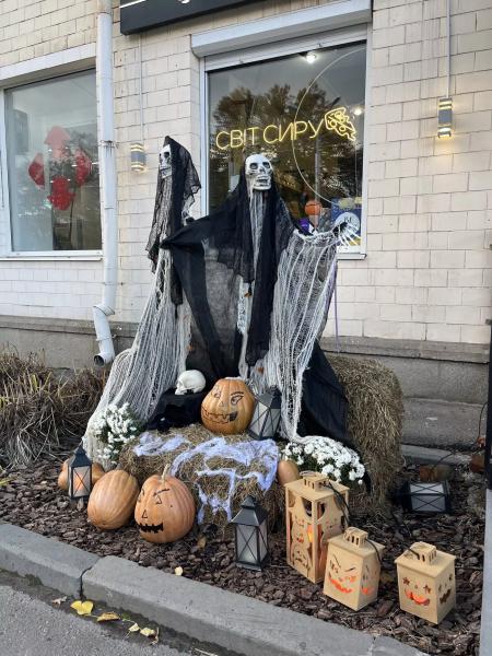 Полтава – в атмосфері Хелловіну: моторошні декорації, гарбузи та відьми на вулицях міста