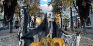 Полтава – в атмосфері Хелловіну: моторошні декорації, гарбузи та відьми на вулицях міста