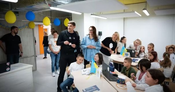 Шкільним вчителям у прифронтових громадах щомісяця доплачуватимуть 4 тисячі гривень