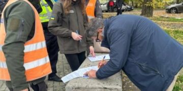 Скандал на Варварівському мосту: робітники викидали сміття просто у воду,- ФОТО