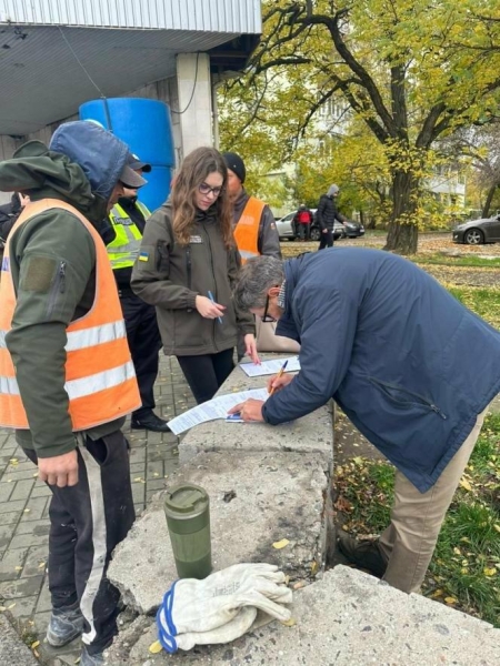 Скандал на Варварівському мосту: робітники викидали сміття просто у воду,- ФОТО