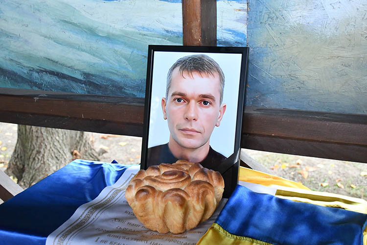 Сьогодні провели в останню путь мужнього нікопольчанина Михайла Козлова