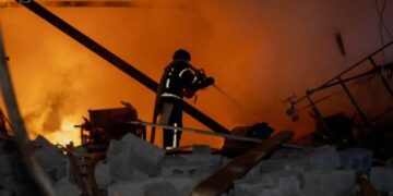 Сумські рятувальники гасили пожежу після ворожого удару