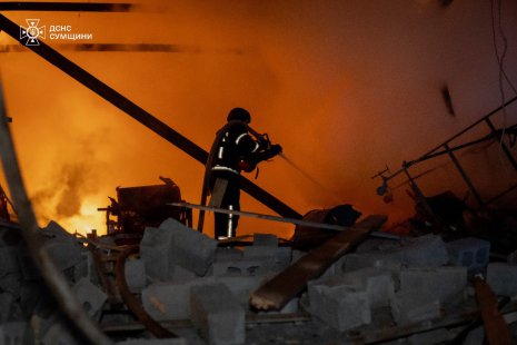 Сумські рятувальники гасили пожежу після ворожого удару