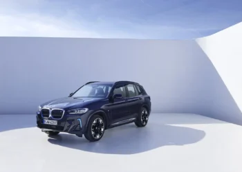 электромобиль BMW iX3 2024