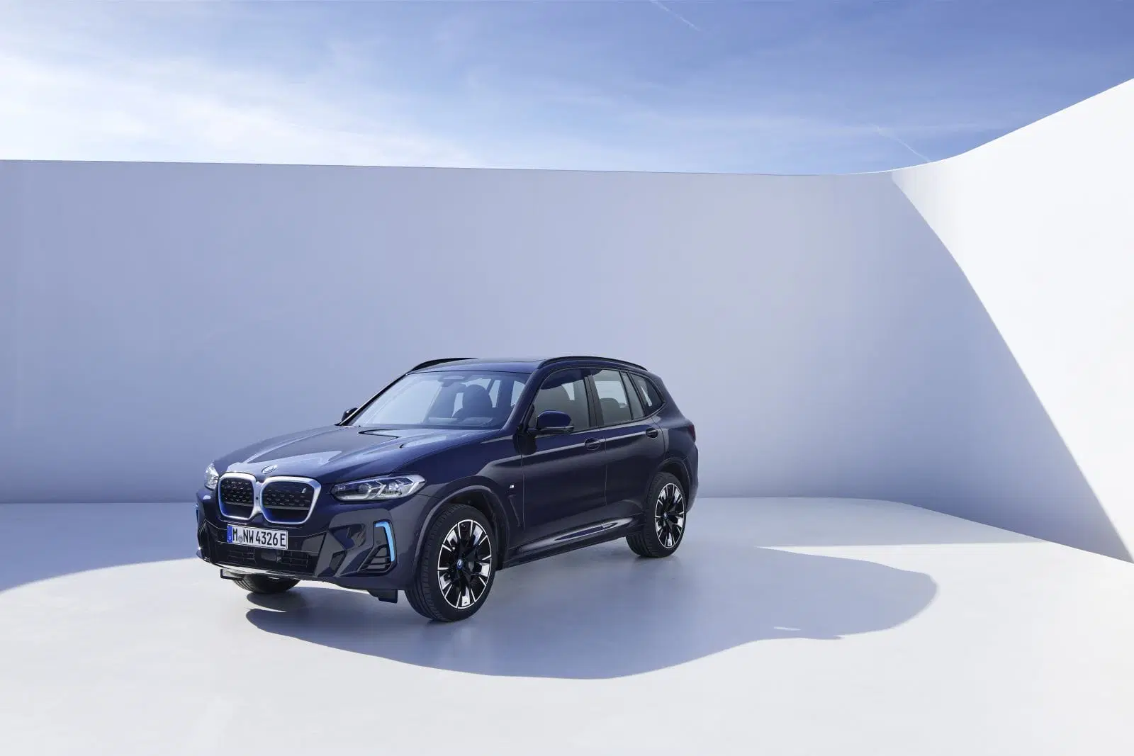 BMW iX3 — електрокросовер, де драйв поєднався з ефективністю