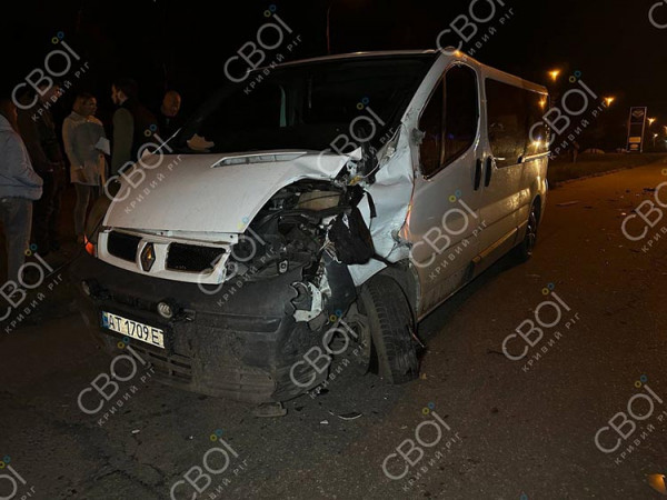 У Кривому Розі мотоцикл зіткнувся з мікроавтобусом, загинув підліток