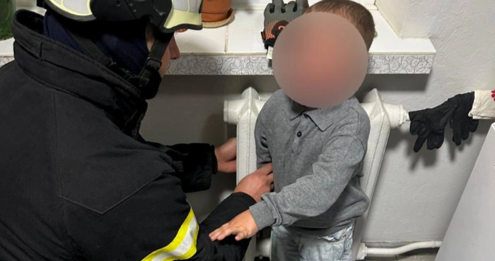 У Луцьку рятувальники допомогли дитині, рука якої застрягла в батареї