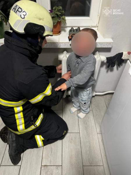 У Луцьку рятувальники допомогли дитині, рука якої застрягла в батареї