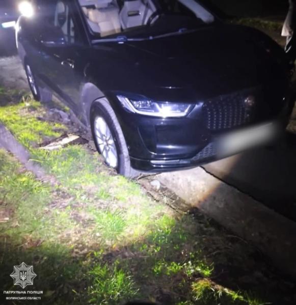 У Луцьку водійка здійснила наїзд на бордюр