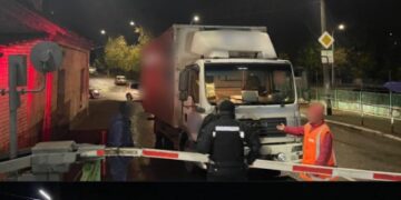 У Рівному вантажівка протаранила шлагбаум залізничного переїзду та ще одне авто