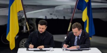 Україна та Швеція підписали документ, що відкриває шлях для постачання бойових літаків «Гріпен»