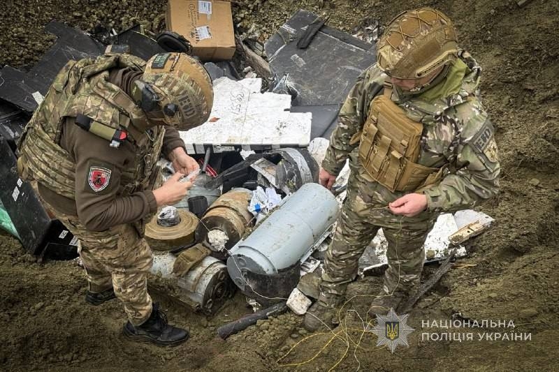 Вибухотехніки поліції Сумщини вилучають та знищують боєприпаси, що не вибухнули