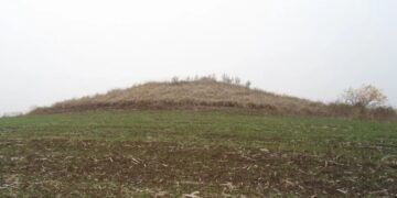 ВИПАДОК, ЯКИЙ МАЄ НАСТОРОЖИТИ ЩЕ РАЗ КОЖНОГО НА СЕЛІ: НА ДНІПРОПЕТРОВЩИНІ ПІД ЧАС ОРАНКИ ЗЕМЛІ НЕ ПРООСТО ПОШКОДИЛИ, А ЗРУЙНУВАЛИ СТАРОДАВНЮ ПАМ»ЯТКУ ДОВКІЛЛЯ