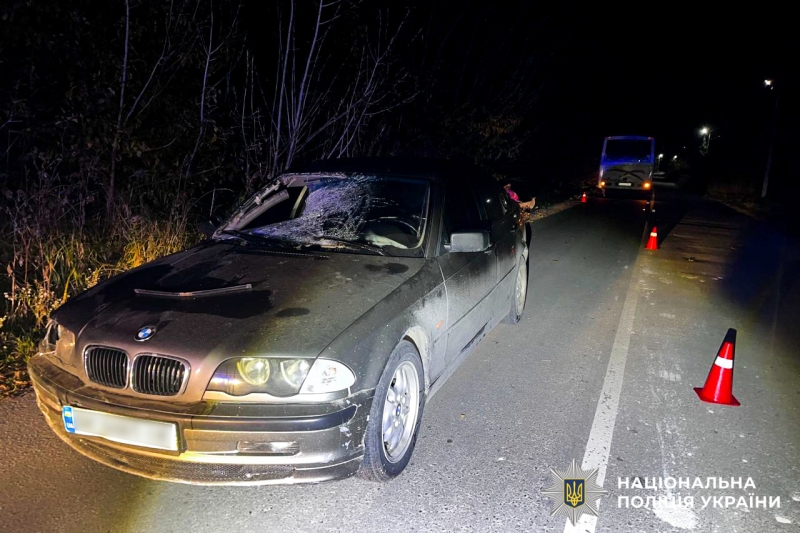 Водій BMW у Здолбунові наїхав на трьох людей, в тому числі - на дворічну дитину у візку