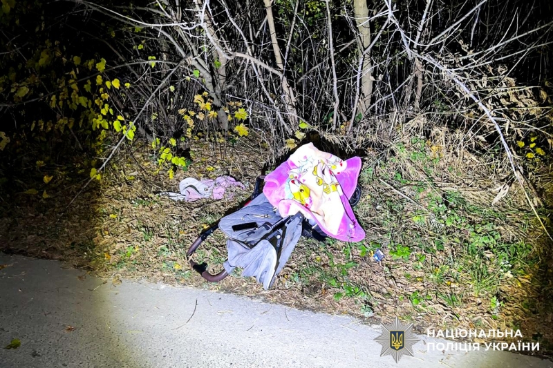 Водій BMW у Здолбунові наїхав на трьох людей, в тому числі - на дворічну дитину у візку