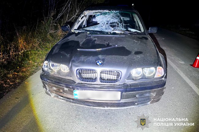 Водій BMW у Здолбунові наїхав на трьох людей, в тому числі - на дворічну дитину у візку