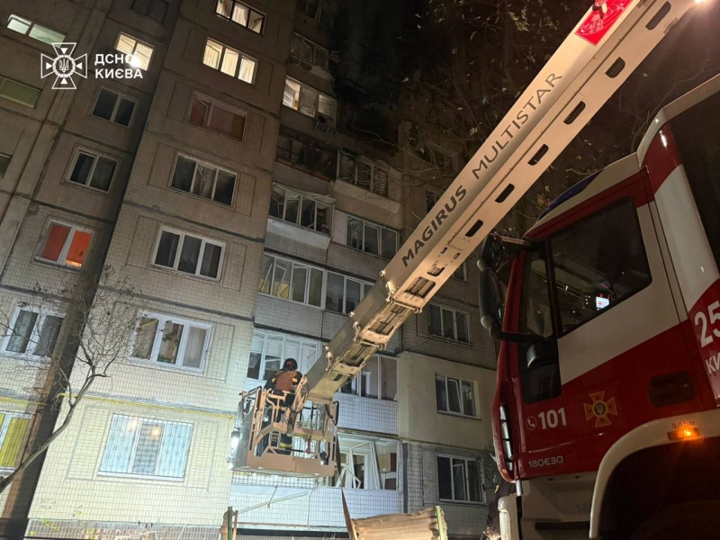 У Києві через обстріл РФ загинула людина: кадри та наслідки від ДСНС