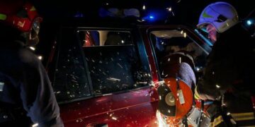 На Хмельниччині “Range Rover” врізався в дерево: постраждали двоє підлітків