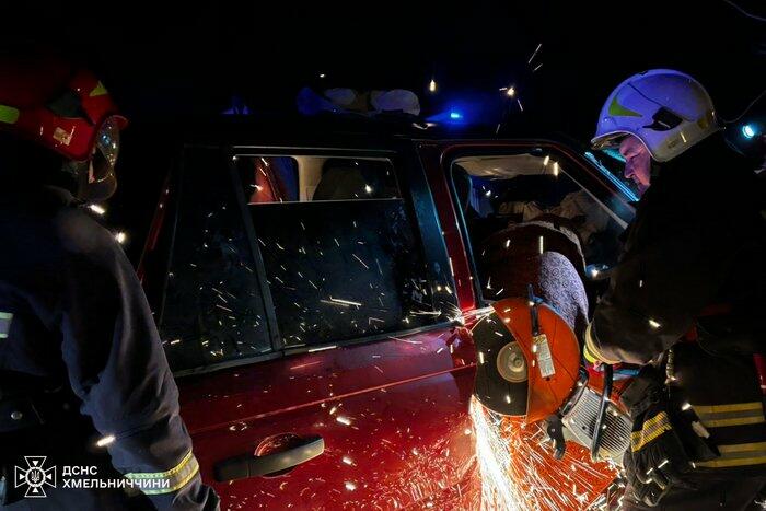 На Хмельниччині "Range Rover" врізався в дерево: постраждали двоє підлітків