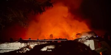 Росія масовано атакувала безпілотниками місто у Харківській області: куди влучили