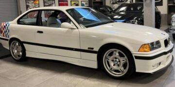 Унікальна BMW 90-х продається удвічі дорожче, ніж коштувала новою