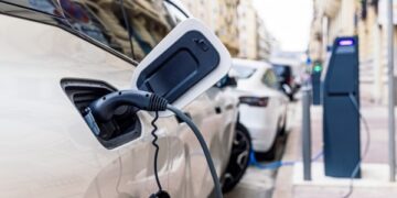 Продажі Tesla у Європі обвалилися майже на 50%